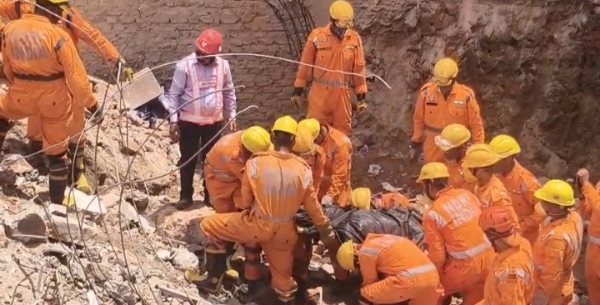 तीसरे शव काे बाहर लाते एनडीआरएफ की टीम