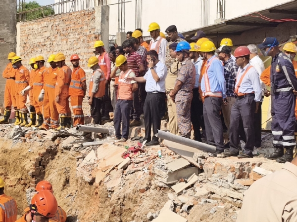 कलेक्टर हर्षल पंचोली माैके पर ढूढने का प्रयास करती एनडीआरएफ की टीम