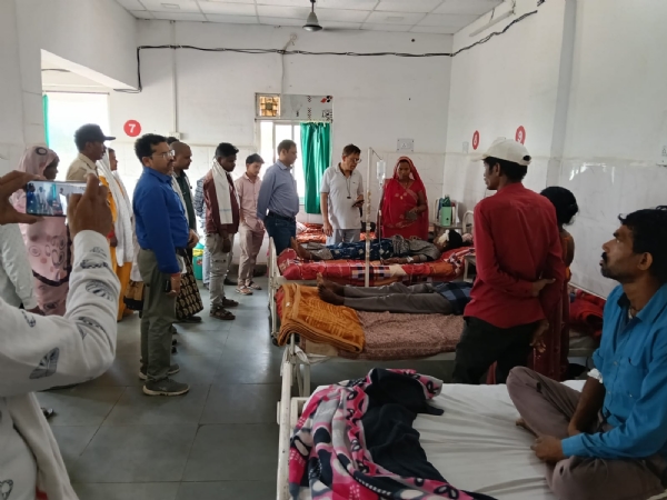 अपर मुख्य सचिव गृह घायलो का हालचाल जानते हुए