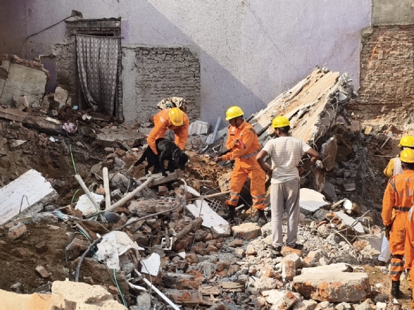 कुत्ते की मदद से ढूढने का प्रयास करती एनडीआरएफ की टीम