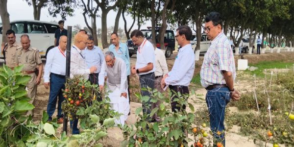 भारतीय सब्जी अनुसंधान वाराणसी के प्रक्षेप में केन्द्रीय मंत्री रामनाथ ठाकुर व अफसर