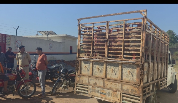 गाड़ी पर लाते हुए सिलेंडर गाड़ी पर लाते हुए सिलेंडर