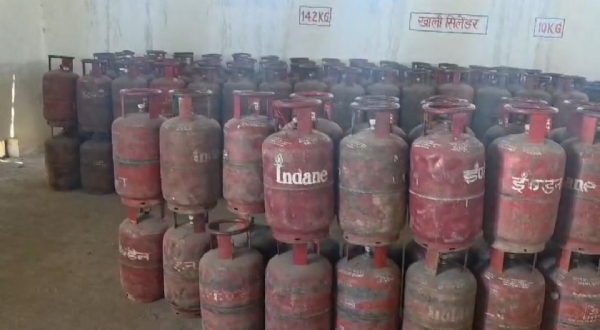 जप्त किए हुए एलपीजी सिलेंडर जप्त किए हुए एलपीजी सिलेंडर