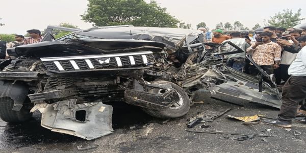 बड़ा बाईपास पर खड़े टैंकर से टकराने के बाद क्षतिग्रस्त बोलेरो और मौके पर राहत-बचाव कार्य में जुटी पुलिस।