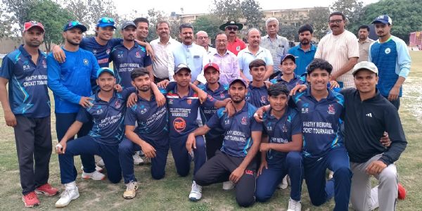 70 रन से जीती सैंट पॉल क्रिकेट अकैडमी ट्रॉफी के साथ।