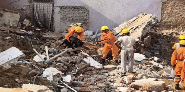 कोतमा में तीन मंजिला भवन गिरने के बाद रेस्क्यू अभियान