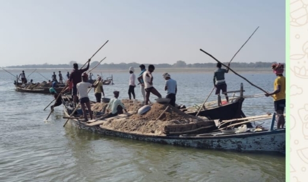 कछुआ सैंक्चुअरी गोगांव स्थित गंगा नदी की तराई में बालू के अवैध खनन व परिवहन में संलिप नाविक।