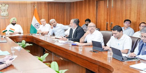 पर्यावरण मंत्री मनजिंदर सिंह सिरसा सहित अन्य अधिकारी मौजूद।