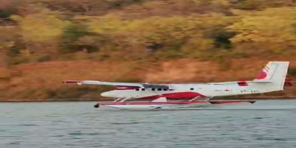 ऋषिकेश में सी पलेन लैंडिंग करती हुई।