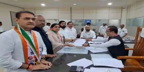 फोटो: बारामती विधानसभा उप चुनाव के लिए नामांकन करते हुए उपमुख्यमंत्री सुनेत्रा अजीत पवार