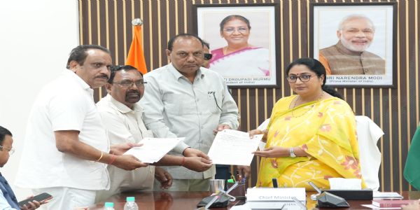 (अपडेट) दिल्ली की मुख्यमंत्री ने सफाई कर्मचारियों को सुरक्षा और सम्मान का दिया भरोसा