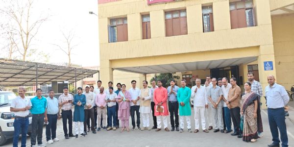 पूर्वांचल विश्वविद्यालय में अवसरों के असंतुलन पर शिक्षकों का विरोध, कुलपति को सौंपा ज्ञापन