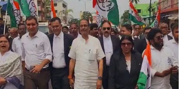 तृणमूल लीगल सेल ने कोर्ट इलाके मे मलय घटक के समर्थन मे निकाली रैली