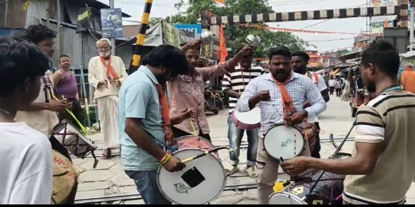 चुनाव 26 : भाजपा उम्मीदवार दुर्गा मुर्मू ने बैंड पार्टी संग किया प्रचार