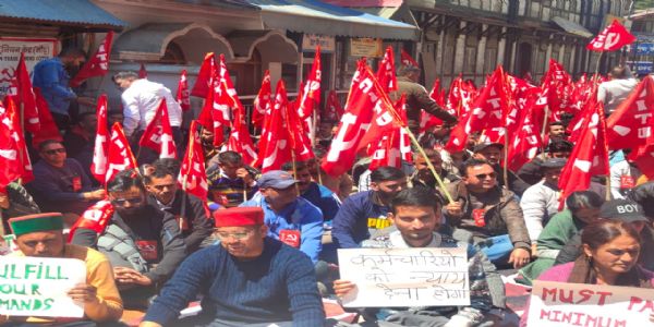 हिमाचल में 108-102 एंबुलेंस कर्मचारियों की हड़ताल, मरीजों को निजी वाहनों का लेना पड़ा सहारा