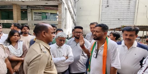 पोस्टर-बैनर फाड़ने का विवाद : जांच के लिए भाजपा समर्थक के घर पहुंची पुलिस पर भड़के शंकर घोष