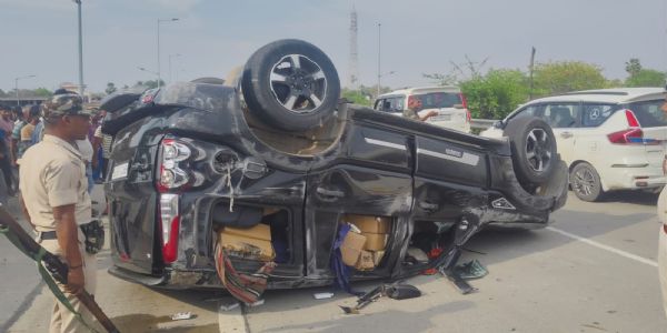 नवादा के रजौली चेक पोस्ट पर जांच के बाद पलटी स्कार्पियो से लाखों का शराब बरामद