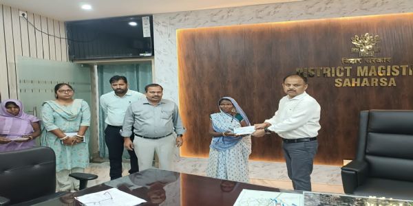 प्रयागराज दुर्घटना में मृत परिजन को मुख्यमंत्री राहत कोष से चेक प्रदान किया गया