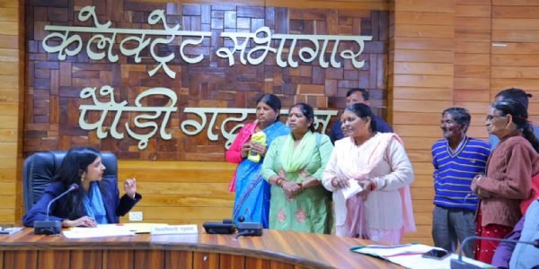 जनता मिलन में डीएम को बताई समस्याएं