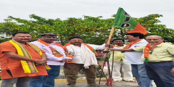 स्थापना दिवस पर भाजपा कार्यकर्ताओं ने अपने घरों में फहराए पार्टी ध्वज