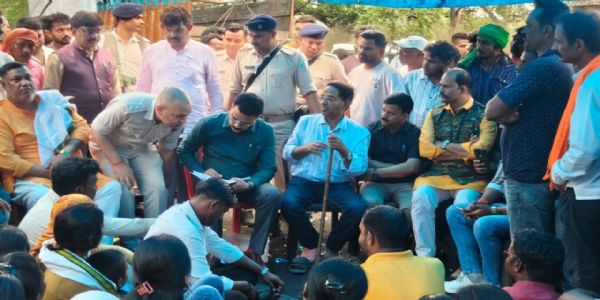 झारखंड इस्पात में 8 घंटे से जारी है वार्ता, धरने पर बैठे परिजन, नेताओं ने दिया समर्थन