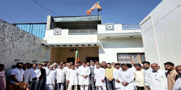 फतेहाबाद : भाजपा स्थापना दिवस पर राज्यसभा सांसद ने पैतृक गांव में किया ध्वजारोहण