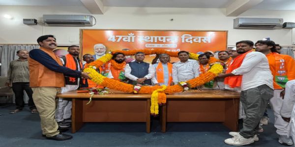 चटकपुर के मुखिया विक्की लोहरा सैकड़ों समर्थकों के साथ भाजपा में हुए शामिल