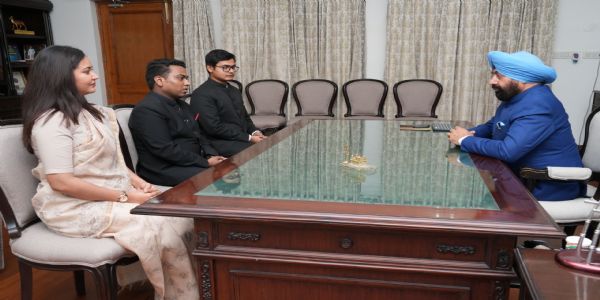 राज्यपाल से आईएएस प्रशिक्षु अधिकारियों ने मुलाकात