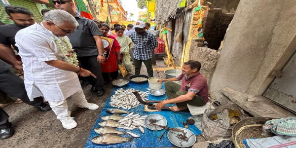 चुनाव 26 : चुनावी प्रचार में मछली बाजार पहुंचे दिलीप घोष, तृणमूल प्रत्याशी प्रदीप सरकार भी सक्रिय