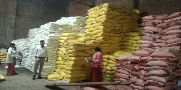 नौ उर्वरक केन्द्रों में विक्रय प्रतिबंध, कई को कारण बताओ नोटिस जारी