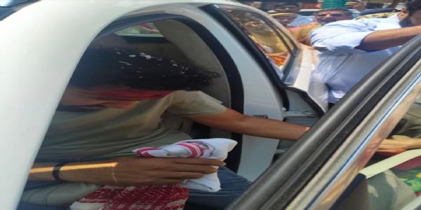 भारतीय क्रिकेट टीम के दो स्टार खिलाड़ियों ने लिया मां कामाख्या का आशीर्वाद