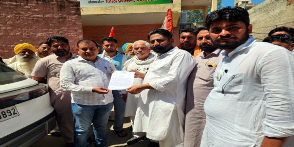 फतेहाबाद : मंडियों में बायोमेट्रिक प्रणाली के खिलाफ फूटा किसानों का गुस्सा, किया प्रदर्शन