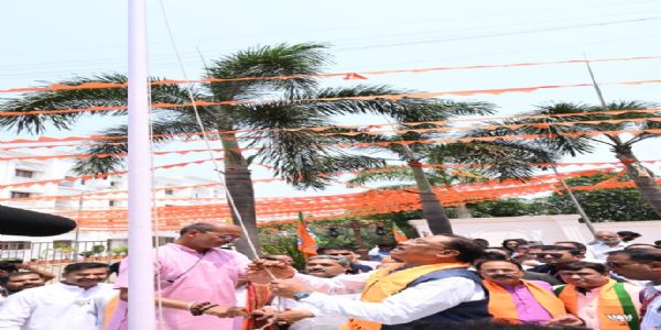 मुख्यमंत्री साय ने किया कुशाभाऊ ठाकरे परिसर में ध्वजारोहण