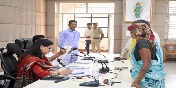 बलरामपुर : जिला पंचायत सीईओ ने जनदर्शन में सुनी ग्रामीणों की समस्याएं