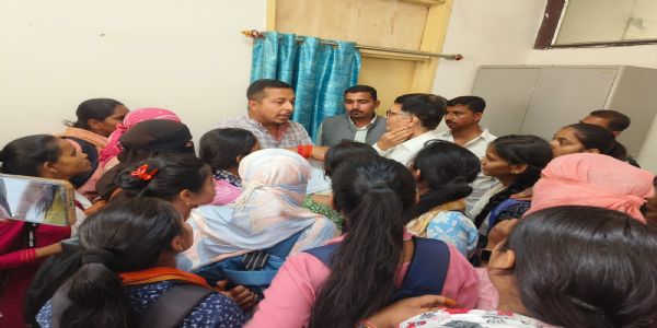 जयप्रकाश विश्वविद्यालय में परीक्षा परिणाम को लेकर छात्र संगठन ने किया हंगामा