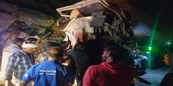 ब्रेक फेल होने से ट्रक हादसा, केबिन में फंसे चालक का रेस्क्यू