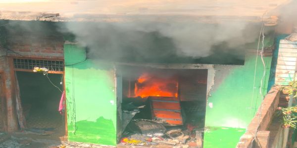 शॉर्ट सर्किट से घर में लगी भीषण आग, 8 लोग घायल