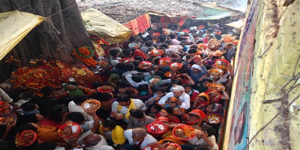 दो लाख श्रद्धालुओं ने शीतला धाम में टेका माथा, आस्था का उमड़ा सैलाब