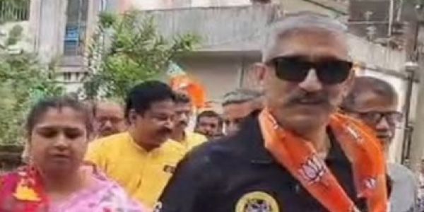 उत्तरपाड़ा में चुनावी प्रचार के दौरान भाजपा उम्मीदवार के पोशाक को लेकर विवाद, तृणमूल ने उठाया सवाल