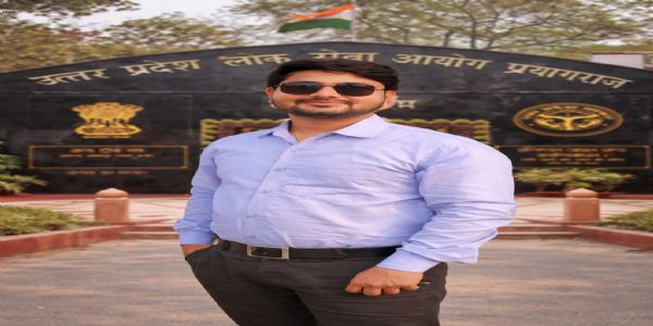 लेखपाल से आरओ बने धीरेन्द्र, 22वीं रैंक से बढ़ाया मान