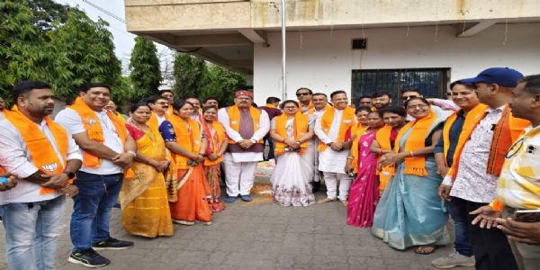 भाजपा पदाधिकारियों की मौजूदगी में अध्यक्ष दीवान ने किया झंडा फहराया