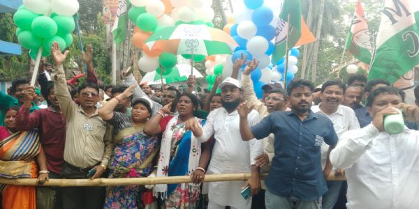 चुनाव 26 : आरामबाग में तृणमूल का शक्ति प्रदर्शन, तीन विधानसभा सीटों पर उम्मीदवारों ने रैली के साथ भरा नामांकन