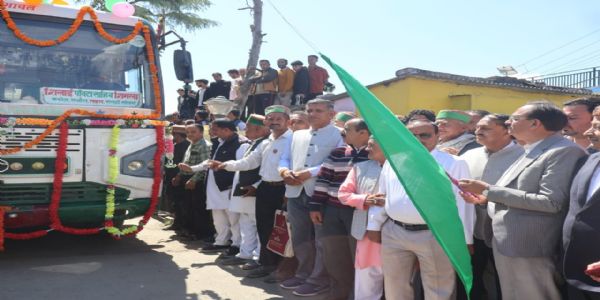 हर्षवर्धन चौहान ने शिलाई से शिमला बस को हरी झंडी दिखा कर किया रवाना 