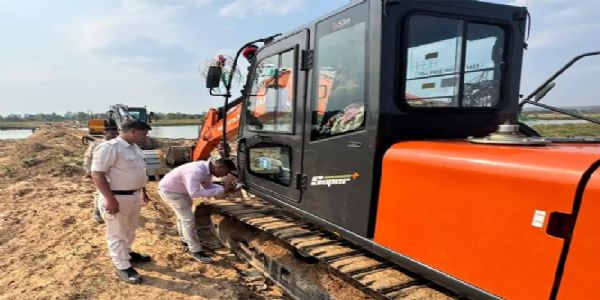 कांकेर में अवैध रेत खदानों से पांच चेन माउंटेन मशीनें और तीन हाईवा जब्त