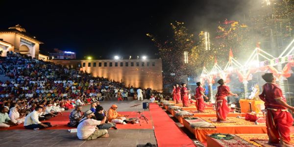 विख्यात ड्रमर पद्मश्री शिवमणि ने गंगा आरती में मां गंगा के समक्ष दी प्रस्तुति, झूमे श्रद्धालु