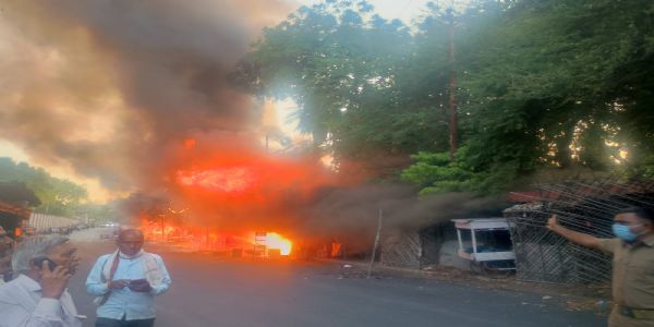 कानपुर: फूलबाग की फलमंडी में शॉर्ट सर्किट से अस्थाई दुकानें आग में जलकर खाक