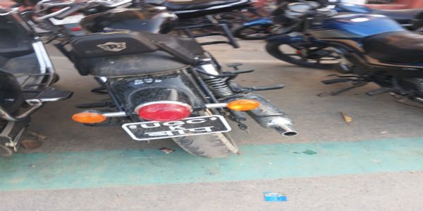 वाराणसी में यूजीसी का बाप लिखी बुलेट पुलिस ने जब्त की