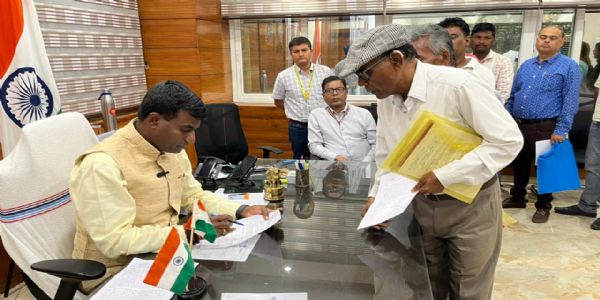 डीसी ने लापरवाह अधिकारी-कर्मियों पर शोकॉज करने का दिया आदेश