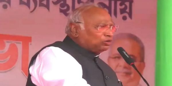 कांग्रेस के राष्ट्रीय अध्यक्ष मल्लिकार्जुन खड़गे सोमवार को सिलचर के बरखोला में एक विशाल चुनावी जनसभा को संबोधित करते हुए।