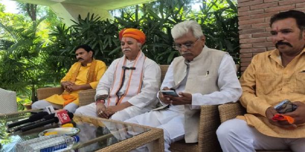 रतलाम में पत्रकार वार्ता करते हुए प्रवीण तोगड़िया